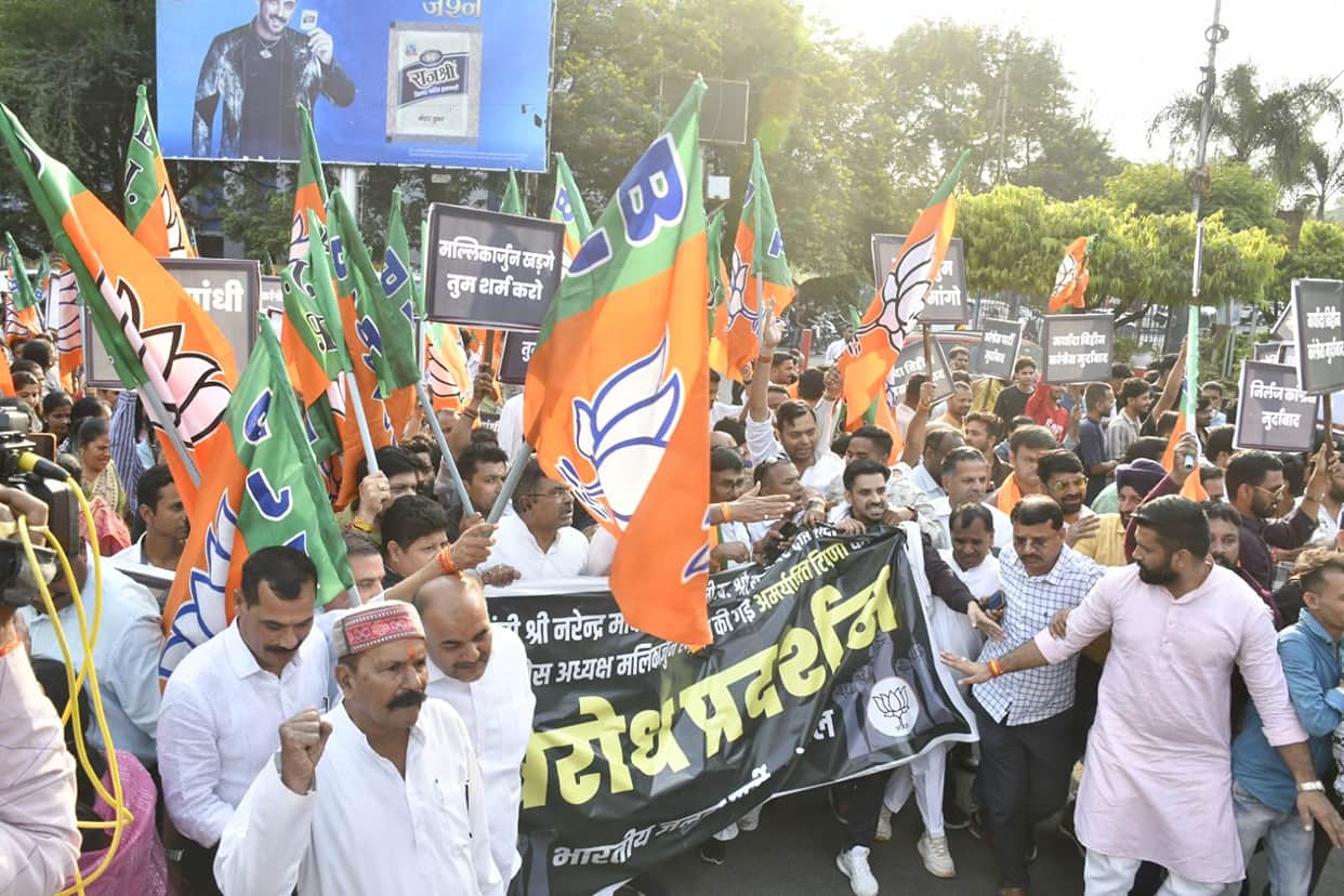 BJP lays siege to Congress office: Police deploy water cannons; supporters of both parties come face-to-face,