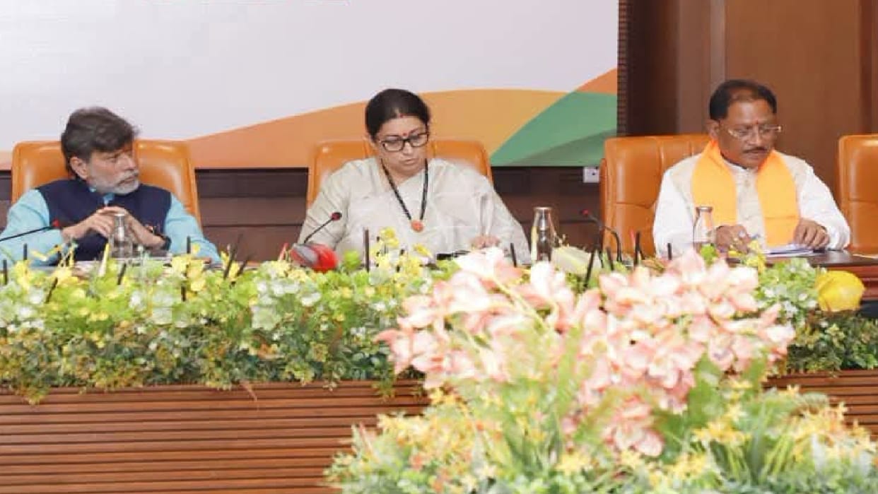 Smriti Irani took a marathon meetings in Raipur; allegation on congress