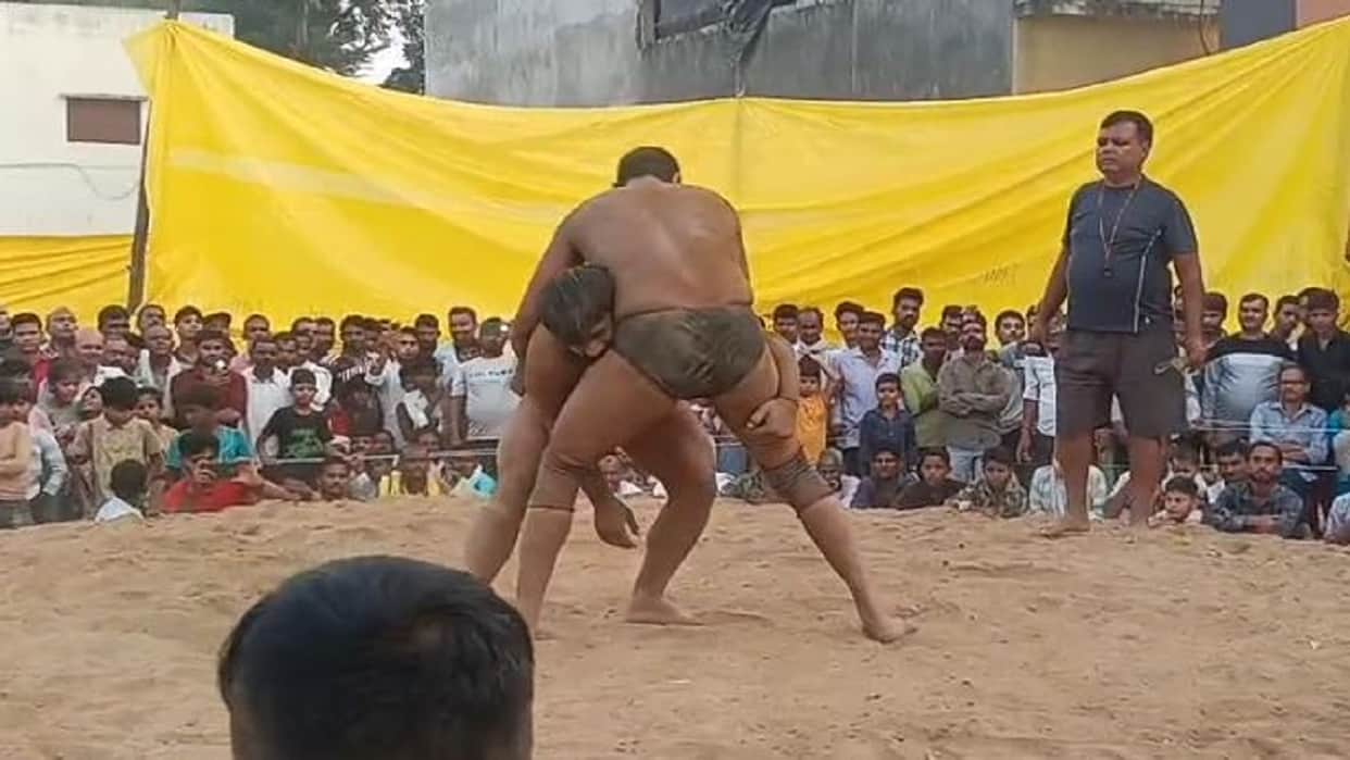 Exciting matches between wrestlers in the National Virat Dangal in Shahjahanpur