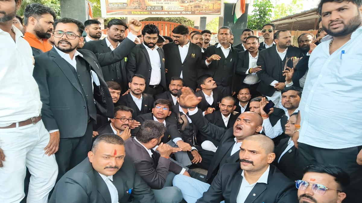 प्रयागराज : एसआरएन अस्पताल में अधिवक्ता के साथ बदसलूकी पर भड़के वकील, किया चक्काजाम
