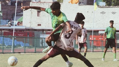 फुटबॉल चैंपियनशिप में खिलाड़ी।