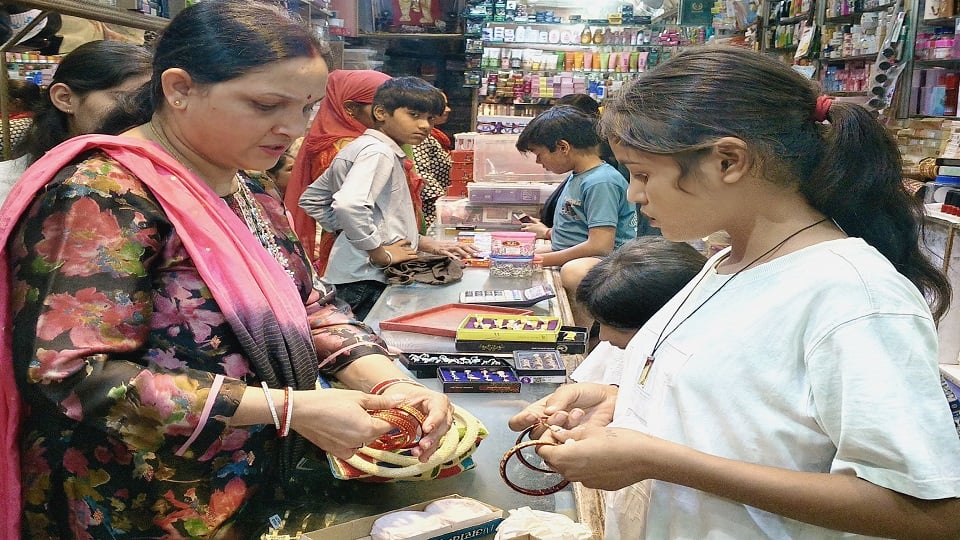 करवा चौथ: कलाई पर सजेगा सुहाग का रंग, बाजारों में चूड़ियों की बहार, महिलाओं को लुभा रहीं डिजाइनर चूड़ियां