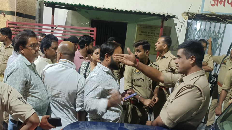 फर्रुखाबाद: हिंदूवादी नेता से अभद्रता, समर्थकों का कोतवाली गेट पर धरना, पुलिस ने बल प्रयोग कर सभी को दौड़ाया