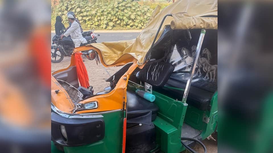 हादसे में क्षतिग्रस्त ऑटो