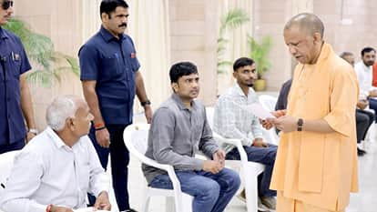 जनता दर्शन: सीएम योगी ने सुनीं लोगों की समस्याएं