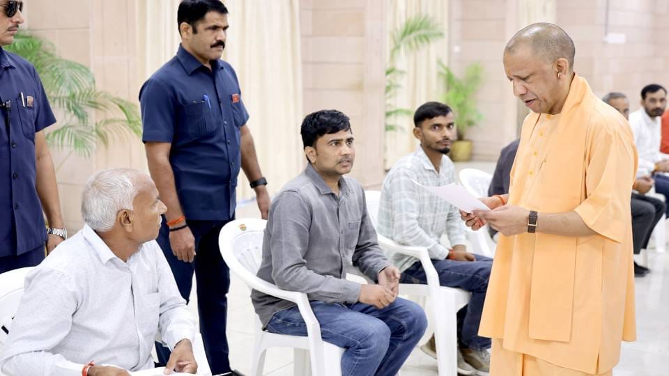 जनता दर्शन: सीएम योगी ने सुनीं लोगों की समस्याएं, अधिकारियों को शीघ्र समाधान कराने के दिए निर्देश CM Yogi listened to people problems during Janta Darshan and directed officials to resolve them quickly