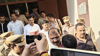 कोर्ट के सजा सुनाने के बाद बाहर तैनात पुलिस फोर्स