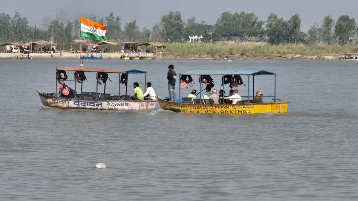 हापुड़: श्रद्धालुओं से भरी नाव खराब हुई तो दूसरी से बांधकर खींचा, वीडियो देख उठे सुरक्षा पर सवाल