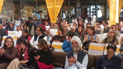 खुशवंत सिंह लिटफेस्ट के समापन पर मौजूद हस्तियां व अन्य।