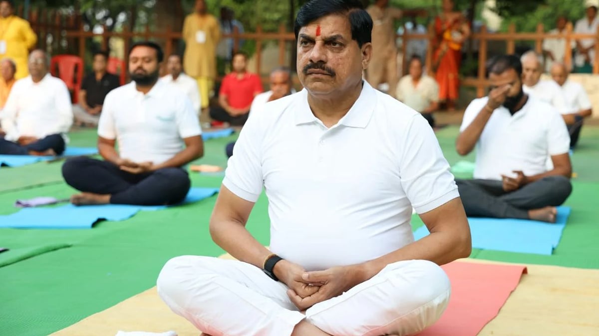 मध्यप्रदेश: गायत्री धाम में सीएम मोहन यादव ने किया योग, बोले- मन में सद्भावना और जीवन में सत्कर्म बने रहें