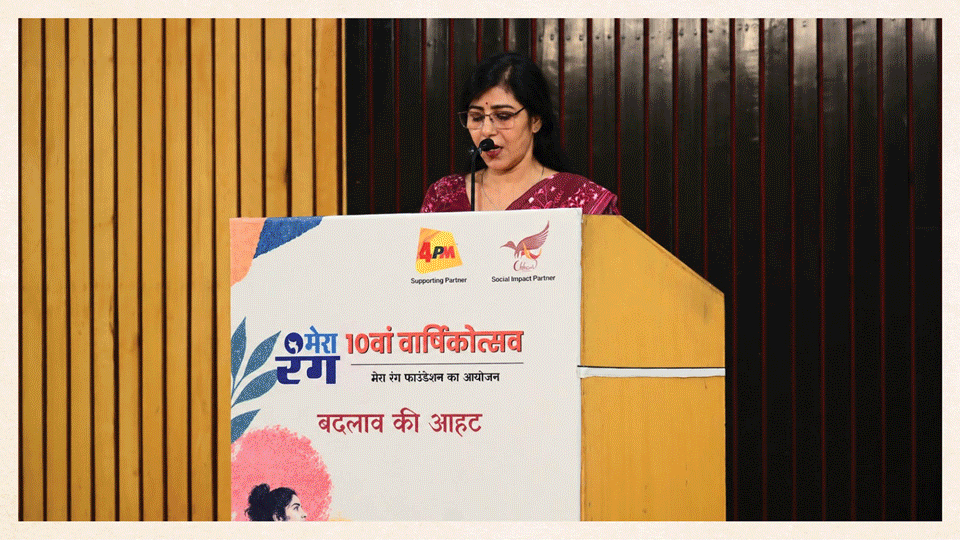 Jyoti Goyal, who fights for women's rights, receives the 'Rang Sahas' award.