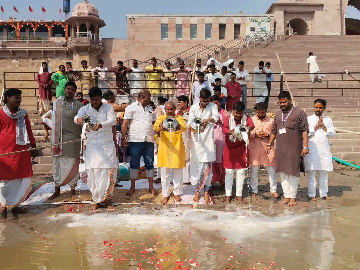 Kashi Mother Ganga worshipped with 51 litres milk on Ashwin Purnima ritual performed by Joshi Brahmin Sangh