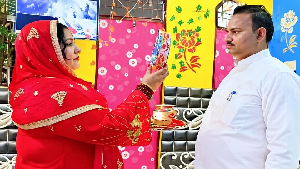 अलीगढ़: करवा चौथ पर पति की दीर्घायु के लिए व्रत रखेंगी रूबी खान, मनाती हैं गणेशोत्सव-दीपावली भी
