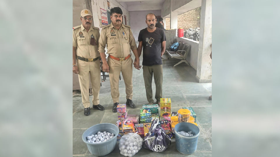 कानपुर: नौबस्ता में पुलिस का छापा, मिला पटाखों का अवैध भंडारण
