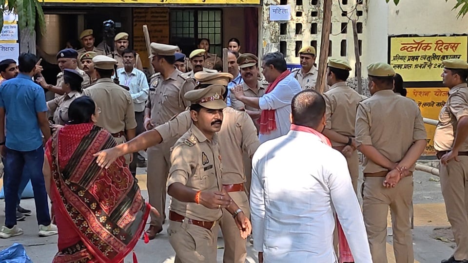 यूपी: एमएलसी चुनाव के पुनर्मतदान में भी धांधली का आरोप, सपा नेता बोले- ताक पर रख दी गई निष्पक्षता