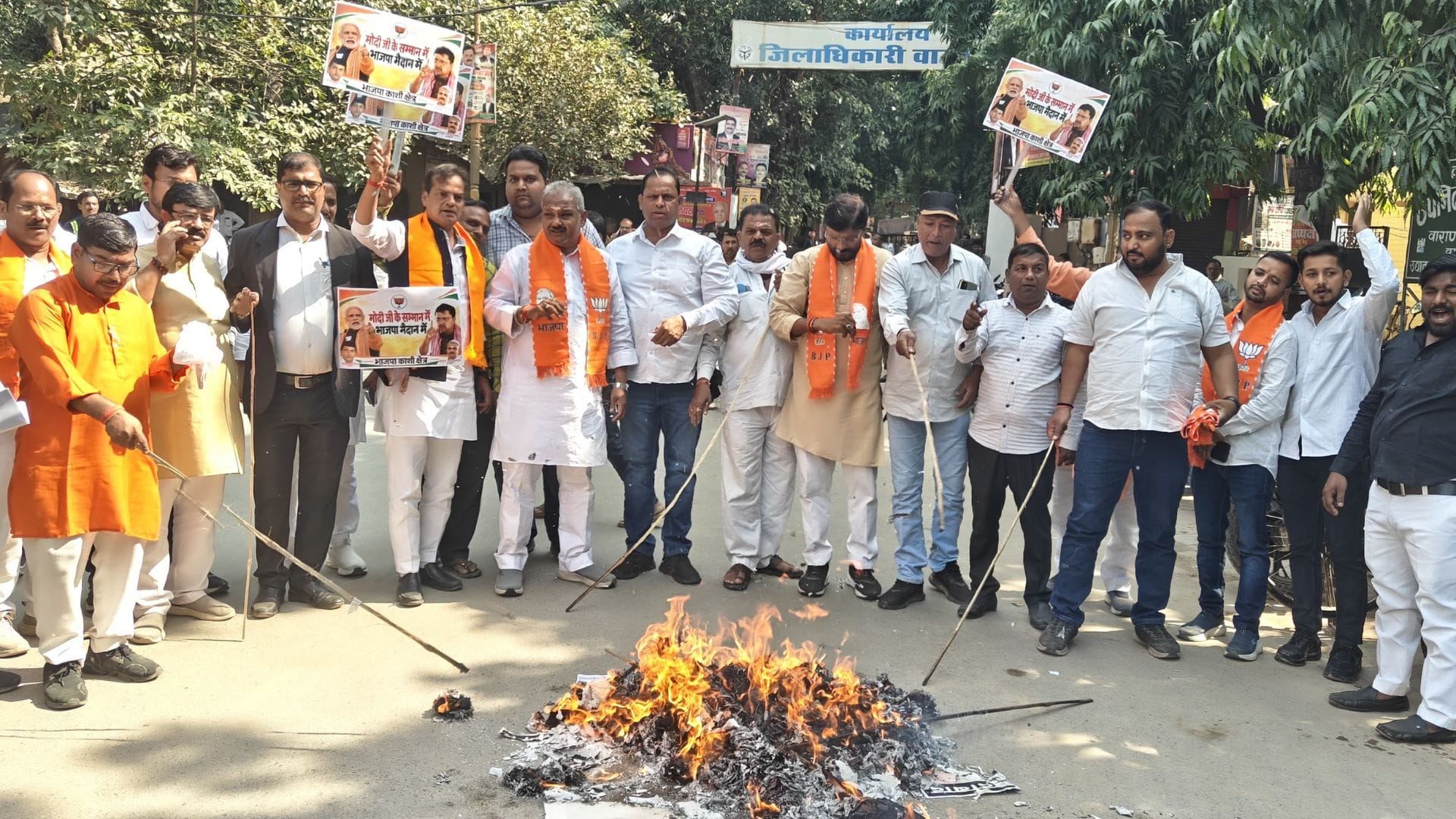 पुतला दहन करते भाजपा कार्यकर्ता