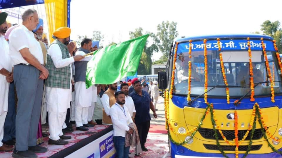 नई बसों को हरी झंडी दिखाते सीएम भगवंत मान