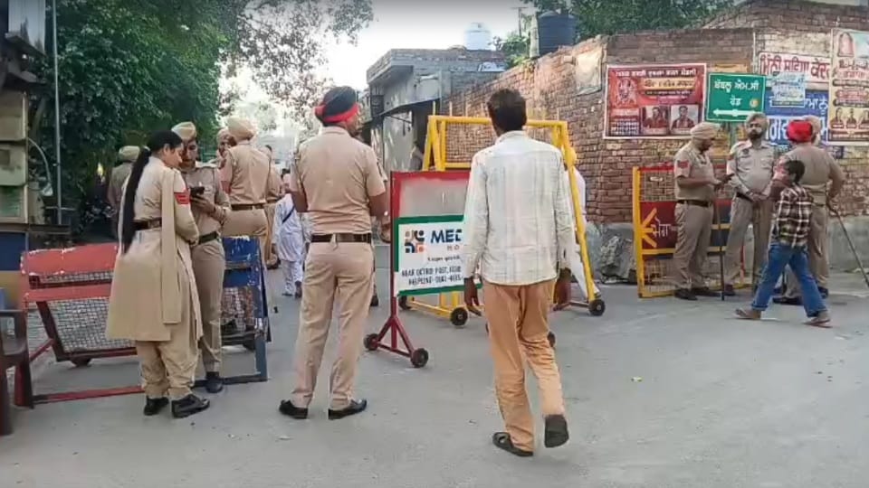 मोगा में घटनास्थल पर तैनात पुलिस
