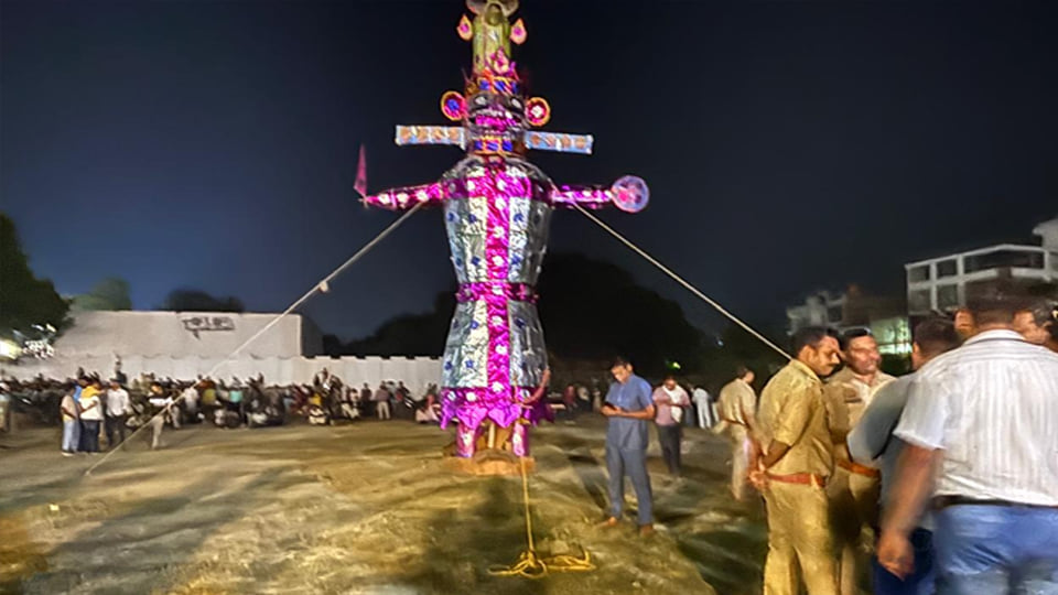 इत्रनगरी की अनोखी परंपरा: ऐतिहासिक रामलीला में रावण वध मंचन के बाद किया गया पुतला दहन, लगे श्रीराम के जयकारे