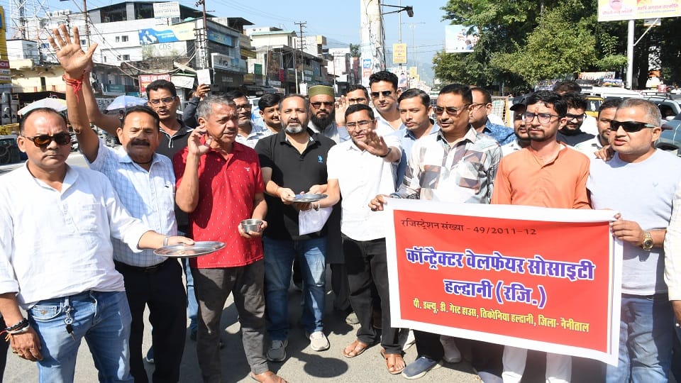 Contractors raised slogans against the five-fold increase in royalty in haldwani