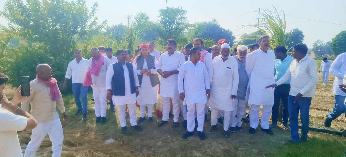 वाराणसी: अखिलेश की जनसभा को सफल बनाने में जुटी सपा, एक लाख लोगों को जुटाने का लक्ष्य