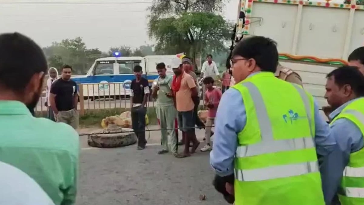 यूपी में हादसा: सूरन लदी पिकअप में ट्रेलर ने मारी टक्कर, केबिन में फंसा चालक, तड़पकर मौत; एक घंटे तक लगा जाम