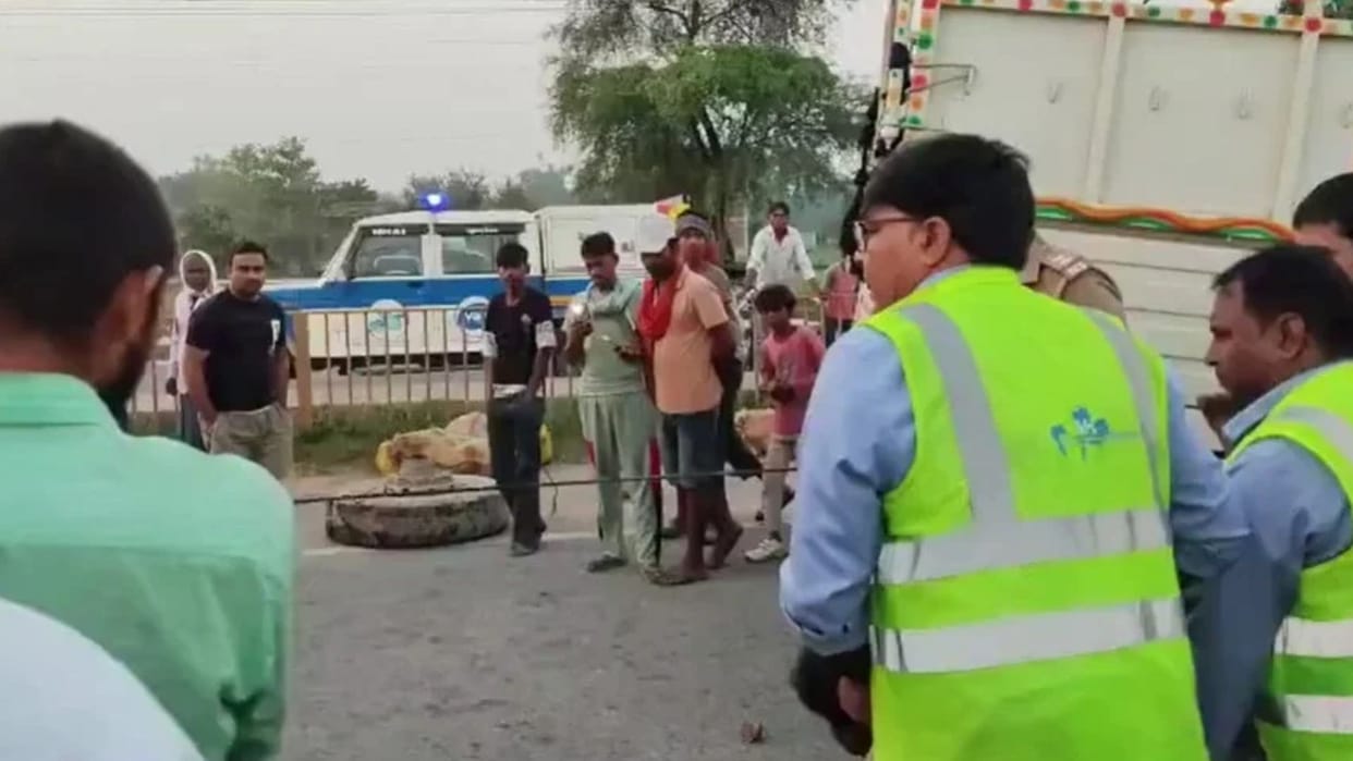 Accident Trailer truck rams pickup vehicle loaded yams driver trapped cabin dies traffic jam one hour