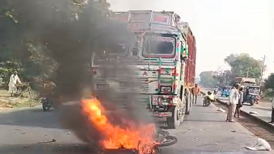 अतरौली सड़क हादसा: ट्रक की टक्कर लगते ही युवक की मौत, बाइक में लगी आग, धू-धूकर जली