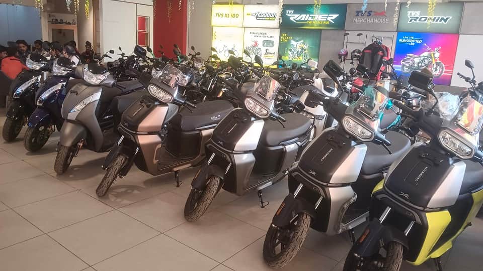 Diwali 2026: EV Demand Soars in Agra as Premium Cars Face 15-Day and Select Bikes 25-Day Waiting Periods