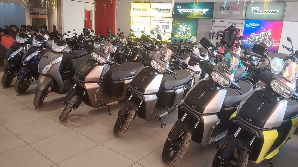 Diwali 2026: EV Demand Soars in Agra as Premium Cars Face 15-Day and Select Bikes 25-Day Waiting Periods