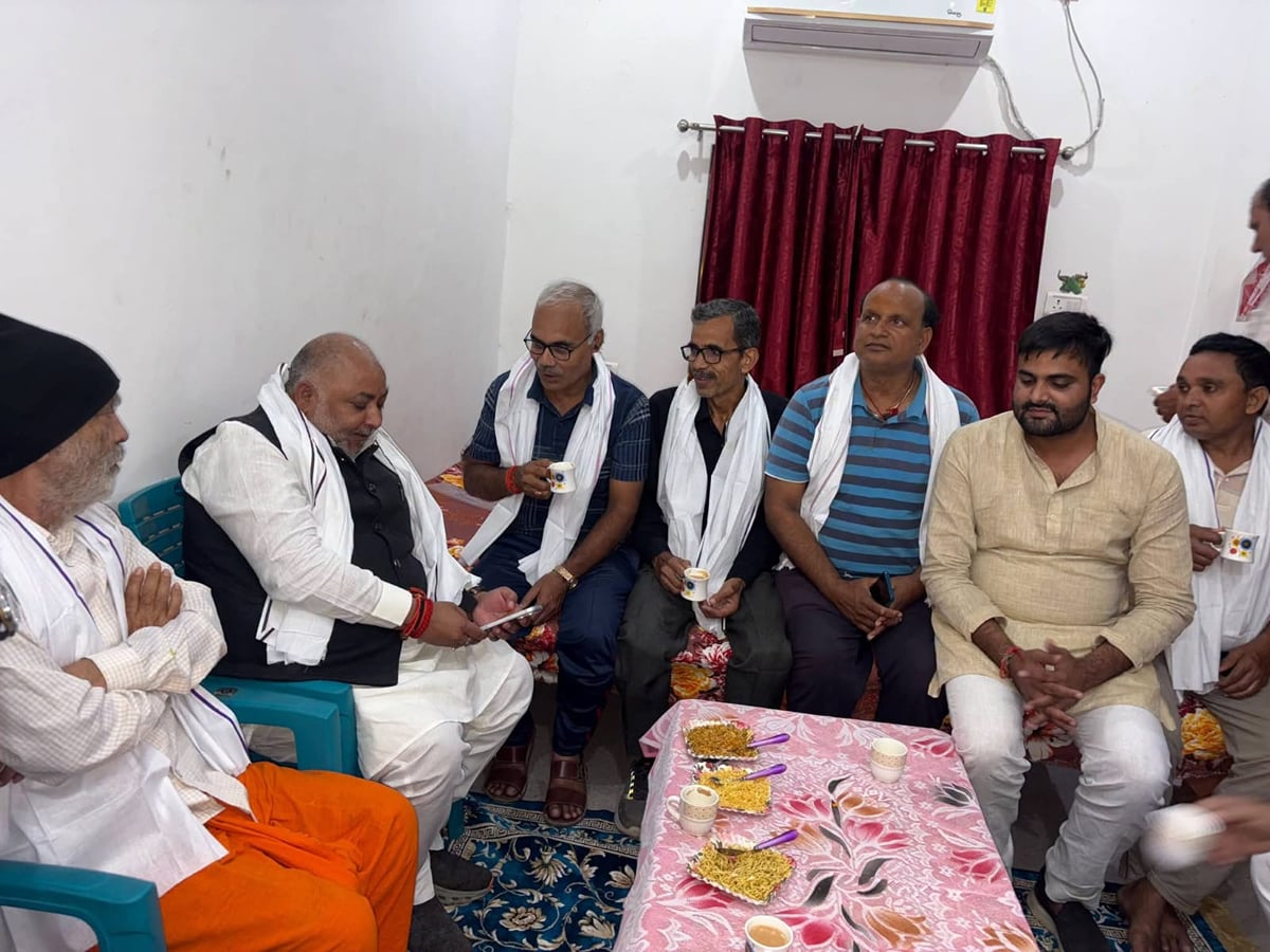 वाराणसी: ग्रामीणों ने परिवहन मंत्री दयाशंकर सिंह से मांगी सरकारी बस