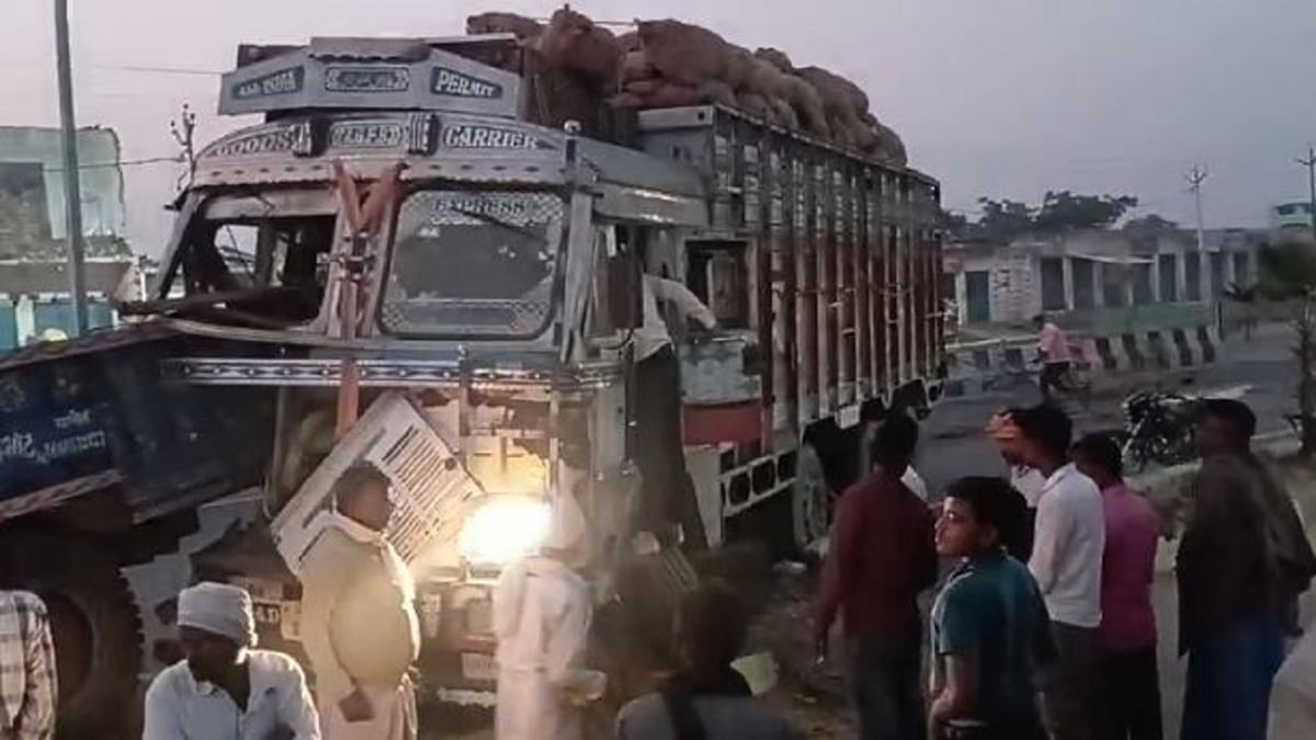 शाहजहांपुर में हादसा: हाईवे पर आलू लदा ट्रक ट्रैक्टर-ट्रॉली से टकराया, चालक और हेल्पर घायल