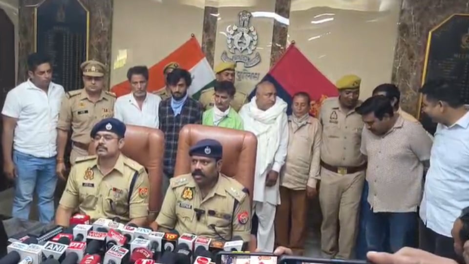 मेरठ: भावनपुर में अवैध हथियार फैक्टरी का भंडाफोड़, 6 बने और 11 अधबने तमंचे बरामद; पांच आरोपी गिरफ्तार