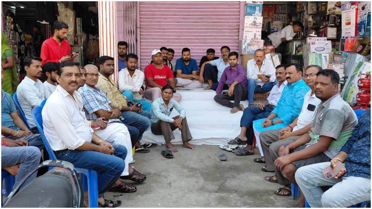 begusarai bakhri gold trader robbery 60000 cash gold earring jewellers protest police security