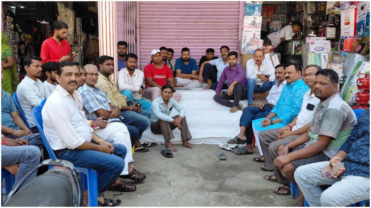 begusarai bakhri gold trader robbery 60000 cash gold earring jewellers protest police security
