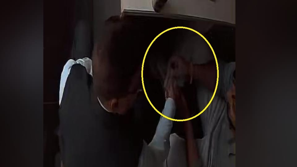 Muzaffarnagar: District Homeopathic Officer accused of extorting Rs 15,000; CCTV footage goes viral