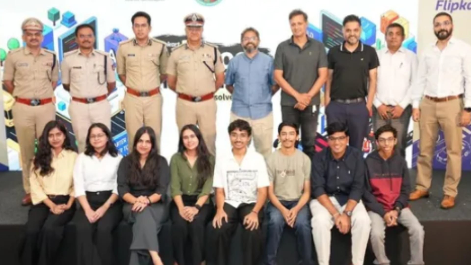अतिथियों के साथ आईआईटी पटना की छात्राएं
