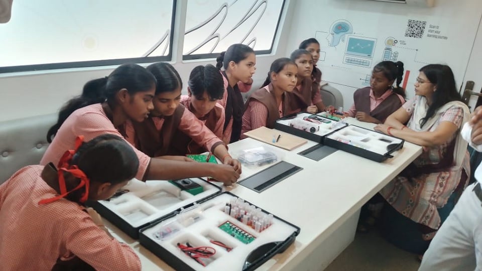 कम संसाधनों में निखर रही प्रतिभा: कबाड़ से कमाल कर रहे नौनिहाल, मॉडल से समझ रहे गणित और विज्ञान