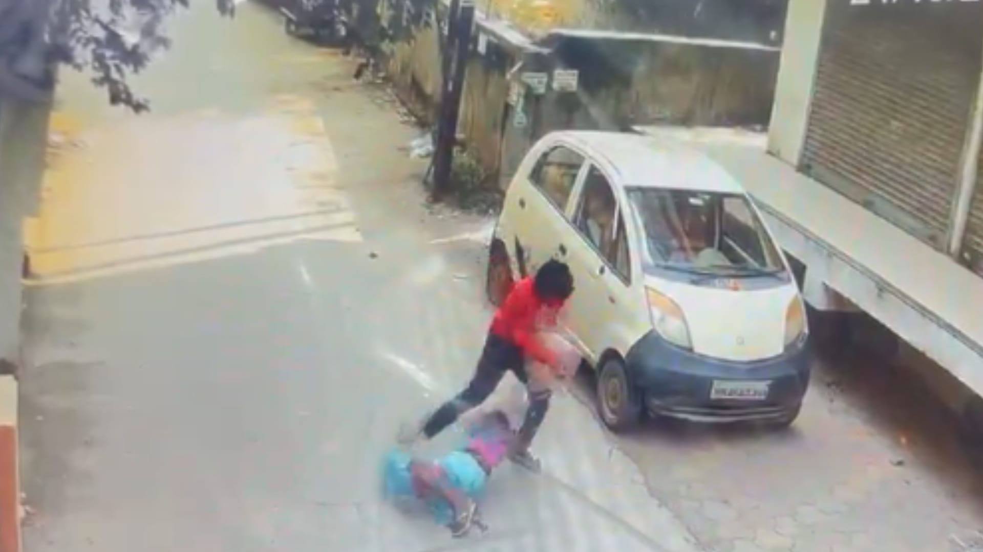 बुजुर्ग महिला के पेंशन के पैसों पर भी नहीं आया तरस