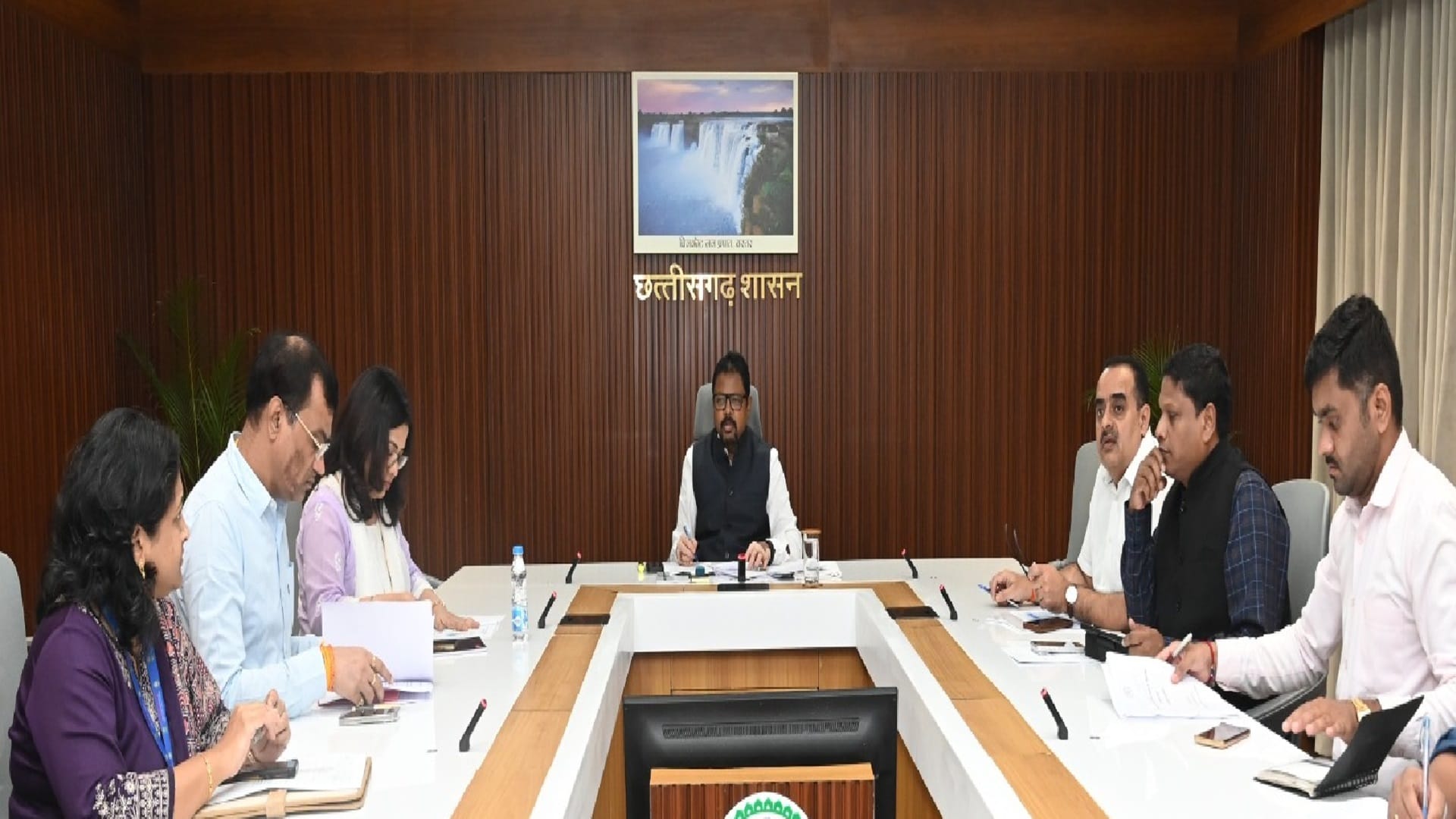 बैठक लेते अपर मुख्य सचिव मनोज कुमार पिंगुआ
