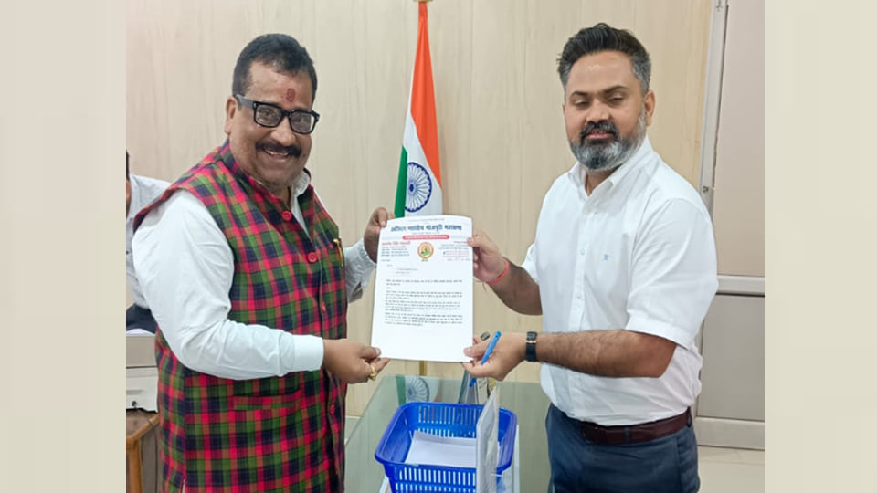 कानपुर: छठ महापर्व से पहले 50 घाटों को संवारने की मांग, जिलाधिकारी को सौंपा ज्ञापन