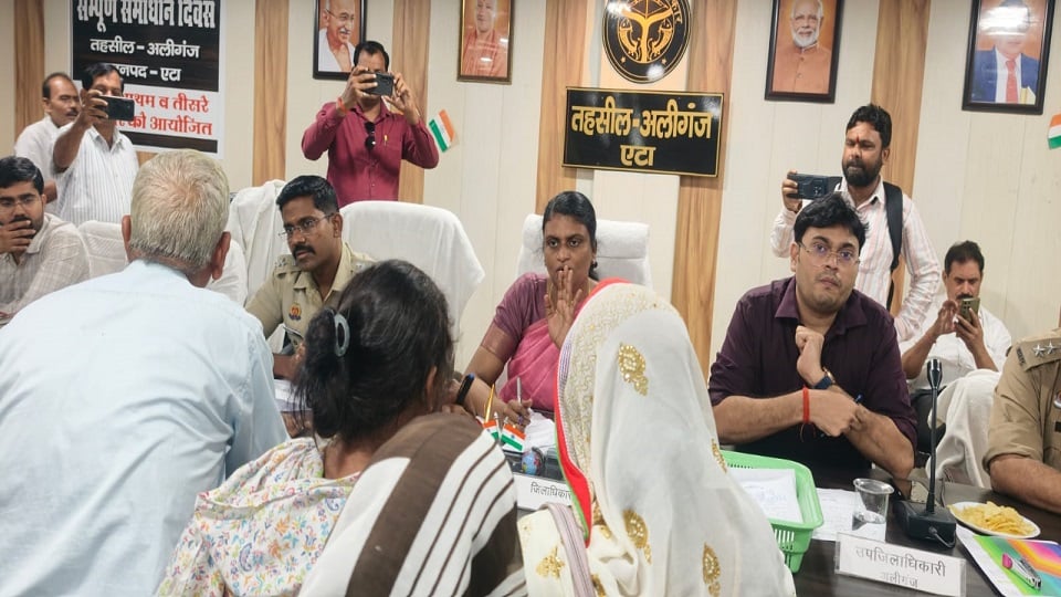 सात आशा संगिनियां बर्खास्त: आशा कार्यकर्ताओं से वसूली का आरोप, डीएम के निर्देश पर हुई बड़ी कार्रवाई