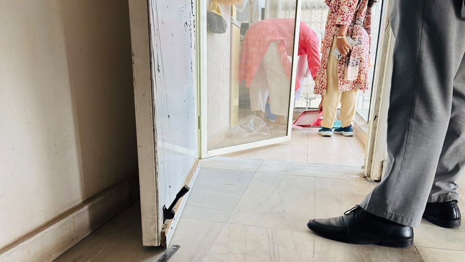 ग्रेनो: मंदिर गई महिला के बंद फ्लैट का ताला काटकर लाखों की ज्वेलरी चोरी, सोसाइटी में पांच दिन में दूसरी वारदात
