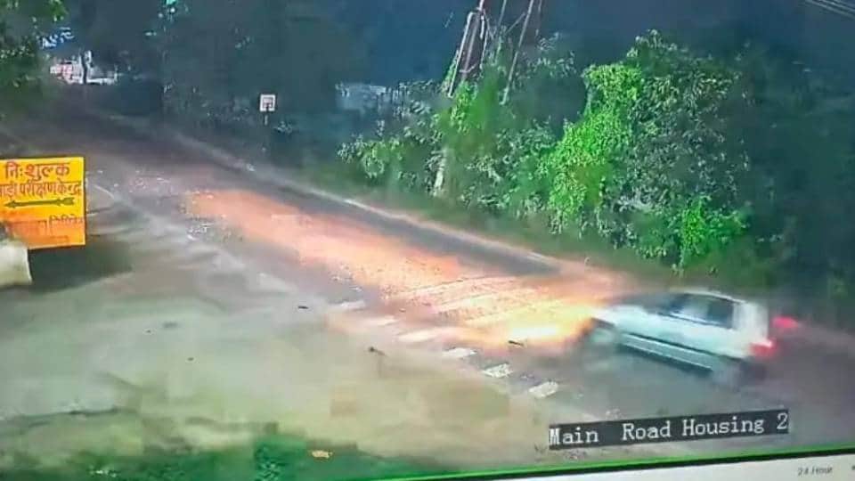 car lost control and fell into pond in Sitapur three people died