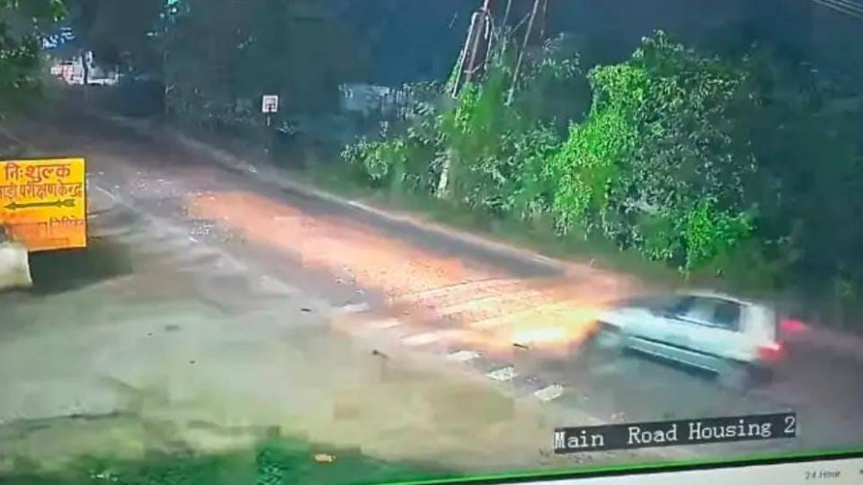 car lost control and fell into pond in Sitapur three people died