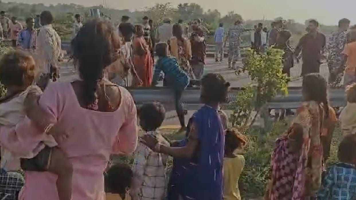 UP: Bus overturns on Purvanchal Expressway; 25 injured, 10 in critical condition; victims transported to hospi
