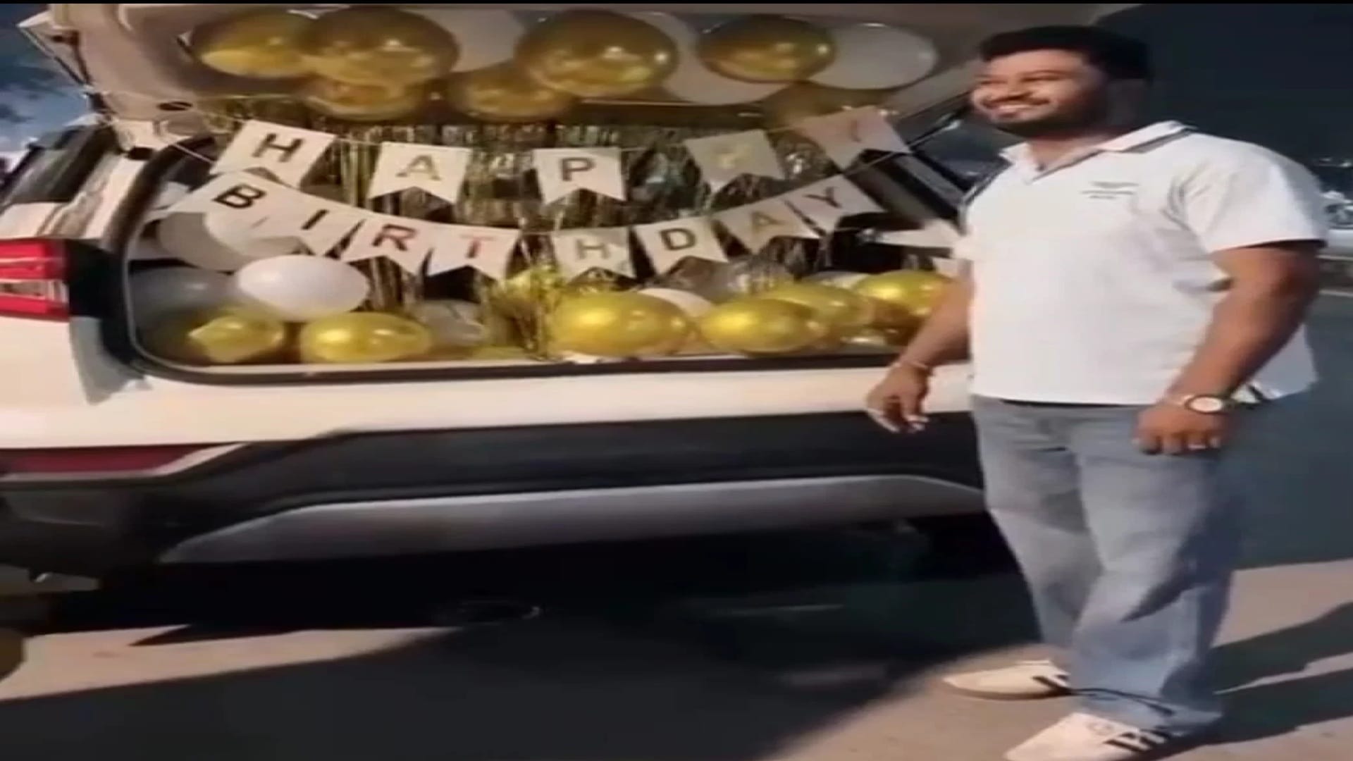 बीच सड़क पर बर्थडे सेलिब्रेशन