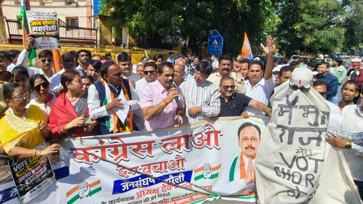 कांग्रेस का बड़ा प्रदर्शनः वोट बचाओ, देश बचाओ के नारे पर जुटे कार्यकर्ता, गांधी भवन से कलेक्टोरेट तक महारैली