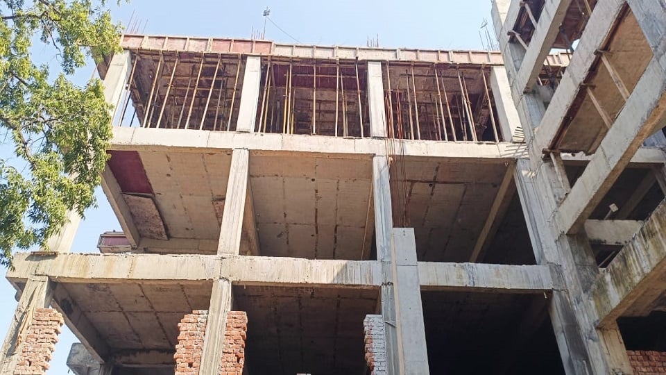मैनपुरी में दर्दनाक हादसा: निर्माणाधीन न्यायालय की चौथी मंजिल से गिरा मजदूर, हालत गंभीर; सैफई किया रेफर