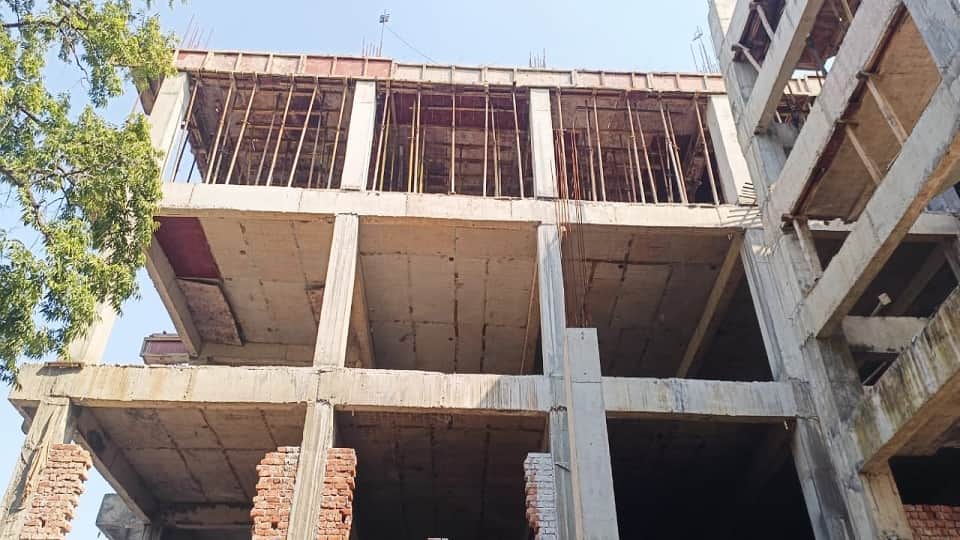 Construction Worker Falls from Fourth Floor of Under-Construction Court Building in Mainpuri Critically Injur